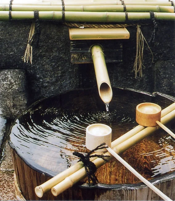 Nước chảy qua máng tre