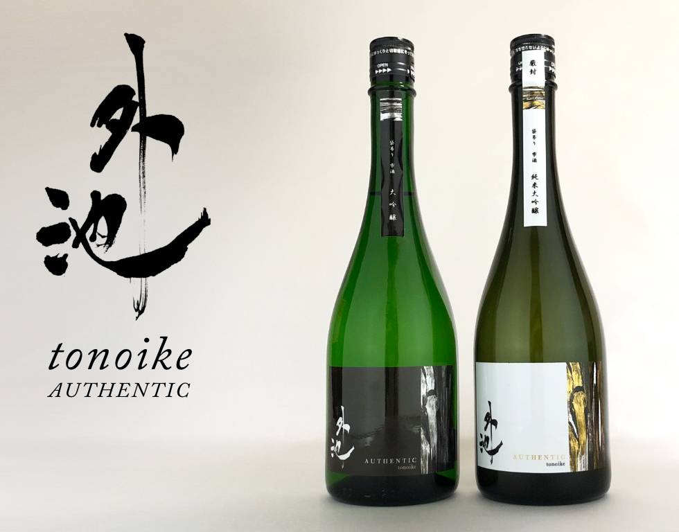 Hai chai Tonoike AUTHENTIC với nhãn rượu khác nhau